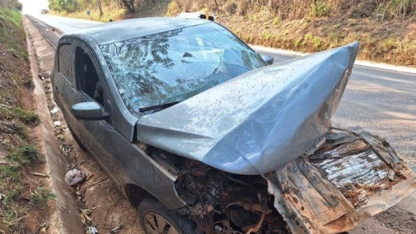 Motorista tenta desviar de cachorro e bate em barranco em Iguatama