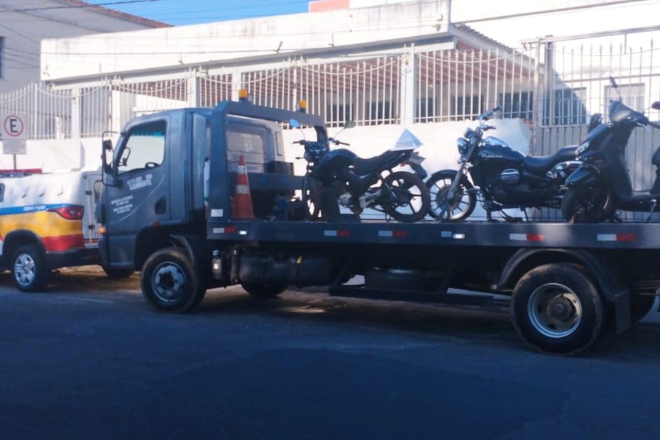 PM recupera tr&ecirc;s motos furtadas em Santo Ant&ocirc;nio do Monte; menor &eacute; apreendido