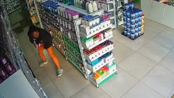 Mulher furtou a farmácia duas vezes e foi presa