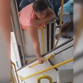 VÍDEO: Mulher segura porta de ônibus entre Igaratinga e Pará de Minas