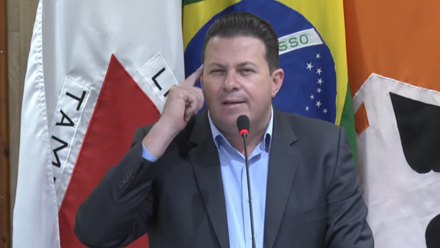O parlamentar também não poupa críticas ao Secretário de Saúde de Divinópolis Allan Rodrigo