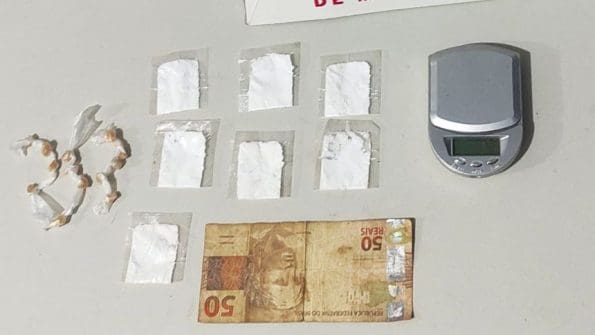 Jovem é preso com crack e cocaína em Cláudio