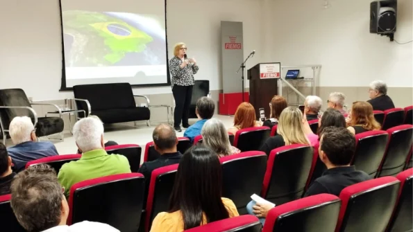 Economista e comentarista da R&aacute;dio Itatiaia, Rita Mundim, que ministrou a palestra &ldquo;Cen&aacute;rio Econ&ocirc;mico e perspectivas para 2023/2024&rdquo;