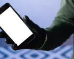 Homem &eacute; preso ao inventar que teve celular roubado para esconder da esposa que pagou d&iacute;vida de ve&iacute;culo