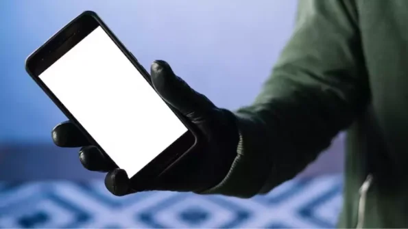 Homem &eacute; preso ao inventar que teve celular roubado para esconder da esposa que pagou d&iacute;vida de ve&iacute;culo