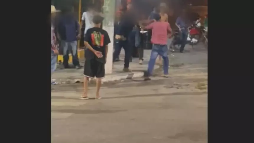Homens brigam na porta de bar em Ermida