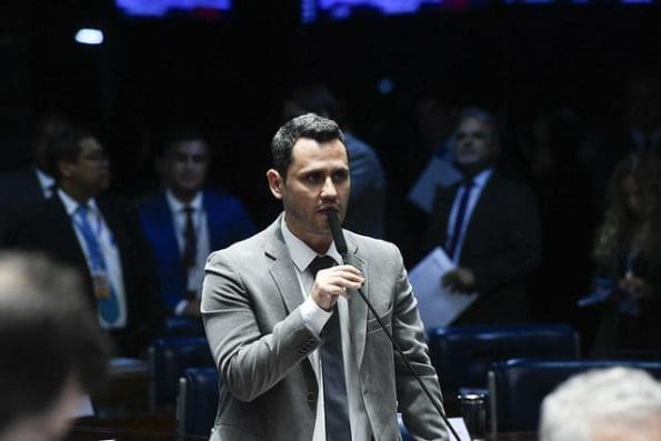 Projeto de Cleitinho criminaliza uso indevido da bandeira do Brasil