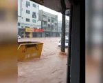 Chuva arrasta carros em Ita&uacute;na; veja v&iacute;deos