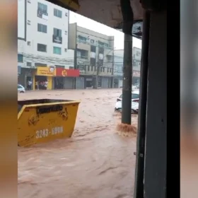 Chuva arrasta carros em Itaúna; veja vídeos
