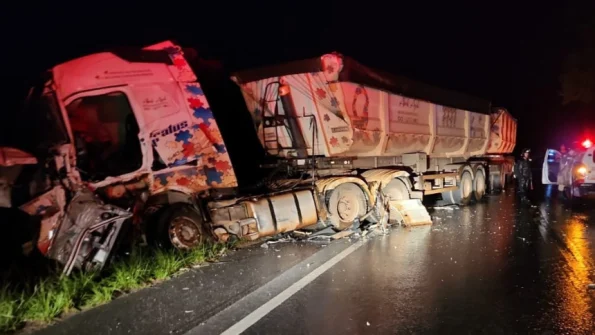 Acidente entre carretas deixa motorista ferido.