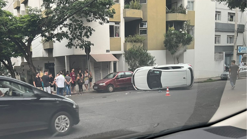 Carro capota no Centro