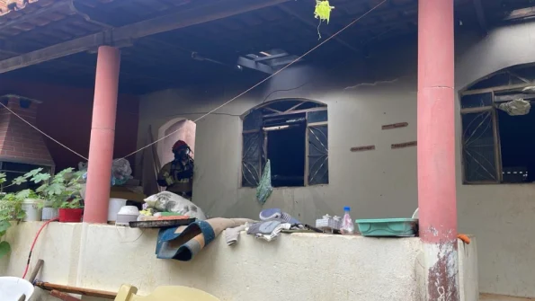 Bombeiros combatem incêndio no Santa Rosa
