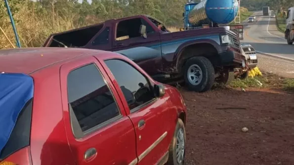 C&oacute;rrego Danta: Carreta colide com 3 ve&iacute;culos que dava apoio a romeiros e deixa 5 feridos
