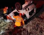 Carro capota na BR-381 e deixa sete pessoas feridas em Carmópolis de Minas
