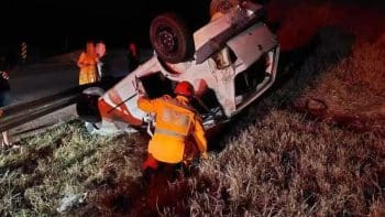 Carro capota na BR-381 e deixa sete pessoas feridas em Carm&oacute;polis de Minas