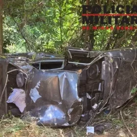 Pitangui: Carro cai em ribanceira, deixa criança de 3 anos gravemente ferida e uma vítima fatal