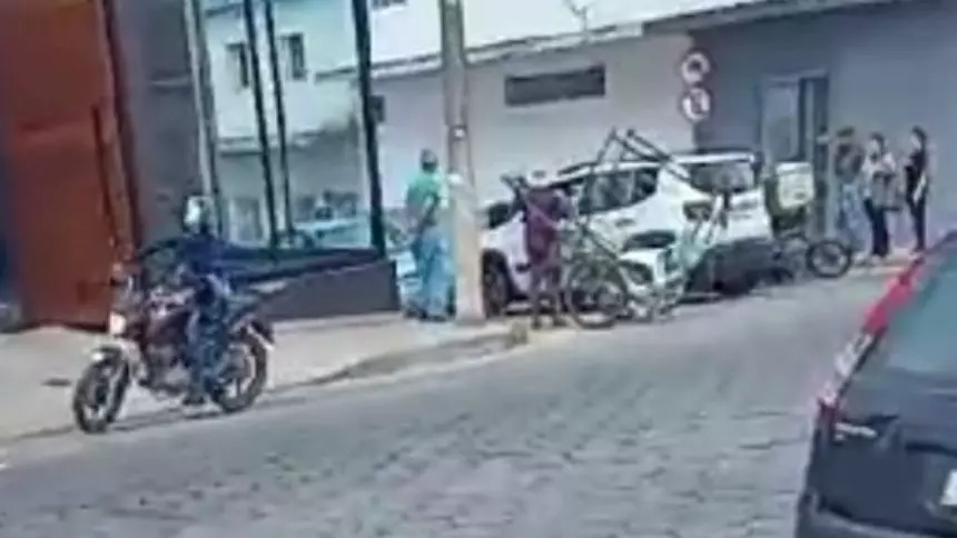 Homem fica ferido em acidente entre moto e carro em Formiga