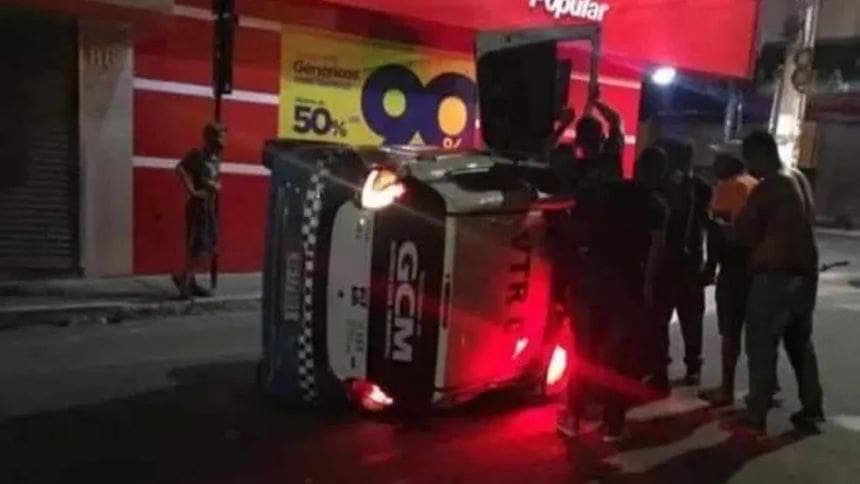 Nova Serrana: Acidente entre moto e viatura da Guarda Municipal deixa três feridos