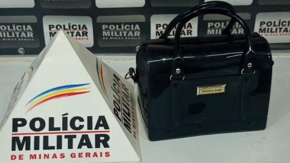 Homem furta bolsa da vizinha com rodo de limpeza