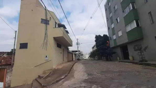 Morador reclama de cabos soltos, após serviço realizado pela Cemig