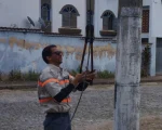 Agentes de Tr&acirc;nsito retiram cabos ca&iacute;dos na rua em Divin&oacute;polis
