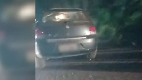 Carro bate em barranco na rodovia entre Divin&oacute;polis a Carmo do Cajuru; motorista foge do local