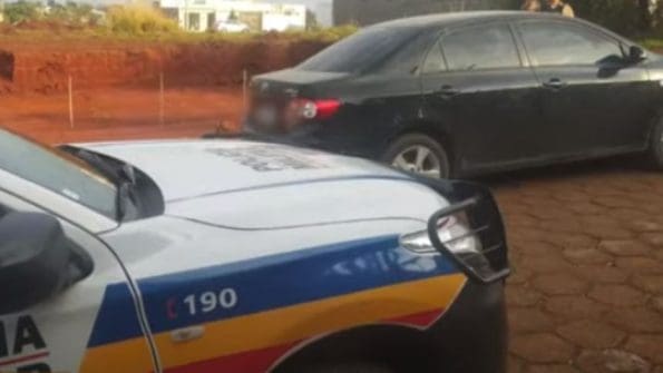 Ladrões furtam carro em Lagoa da Prata