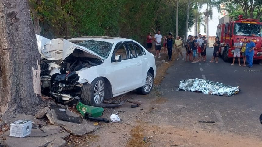 Itaúna: Dois homens morrem após carro bater em árvore