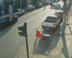 V&Iacute;DEO: Policial fica ferido ap&oacute;s acidente no Centro de Divin&oacute;polis
