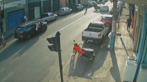 VÍDEO: Policial fica ferido após acidente no Centro de Divinópolis