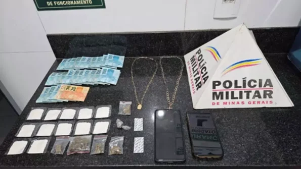 Formiga: Dupla &eacute; presa com drogas e mais de R$2 mil