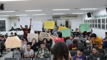 Estudantes pedem passe livre e manifestam contra o Prefeito Gleidson