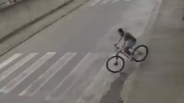 Ladr&atilde;o furta bicicleta em p&aacute;tio de escola em Carmo do Cajuru