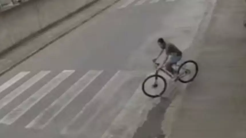 Ladrão furta bicicleta em pátio de escola em Carmo do Cajuru