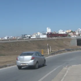 Retirada dos postes gera acidente
