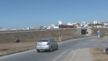 Retirada dos postes gera acidente