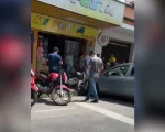 Acidente deixa moto em cima do passeio na Rua Goiás, em Divinópolis