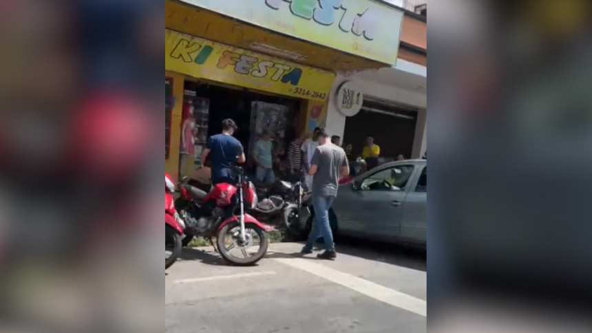 Acidente deixa moto em cima do passeio na Rua Goiás, em Divinópolis