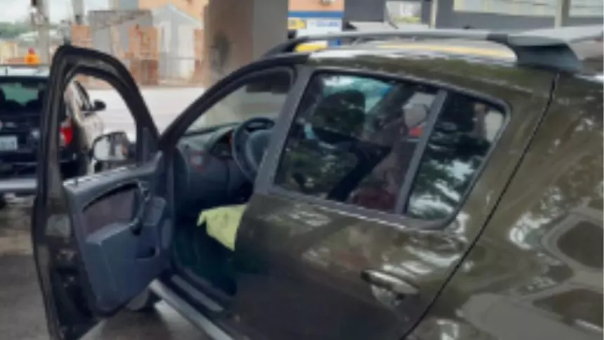 Motorista de aplicativo pula de carro em movimento após ser ameaçada com faca em Itaúna