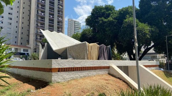 Divin&oacute;polis: Moradores de rua se instalam na caixa ac&uacute;stica da Pra&ccedil;a do Santu&aacute;rio