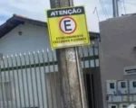 Morador coloca placa exclusiva para 'cornos' para evitar bloqueio em garagem