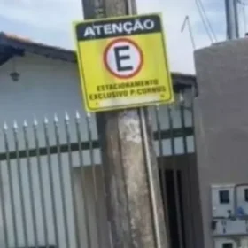 Morador coloca placa exclusiva para 'cornos' para evitar bloqueio em garagem