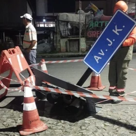 Carreta derruba semáforo na avenida JK em Divinópolis