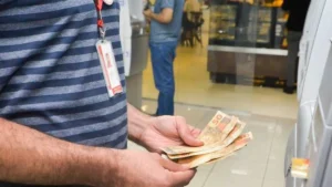 Governo prop&otilde;e sal&aacute;rio m&iacute;nimo de R$ 1.502 em 2025