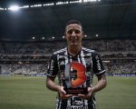 Supera&ccedil;&atilde;o de Arana &eacute; coroada com gol do joelho operado