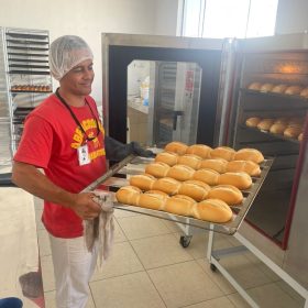 Padaria instalada na sede da APAC Divinópolis começa a operar e fornecer pães para empresas
