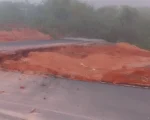 Carro com duas pessoas dentro &eacute; arrastado pela enxurrada em Divin&oacute;polis
