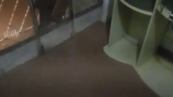 Sem obras, casa que alagou h&aacute; 1 ano volta a sofrer com as chuvas