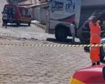 Condutor perde controle da direção de carreta e veículo atinge 3 casas em Oliveira