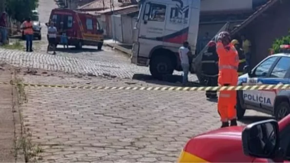 Condutor perde controle da dire&ccedil;&atilde;o de carreta e ve&iacute;culo atinge 3 casas em Oliveira